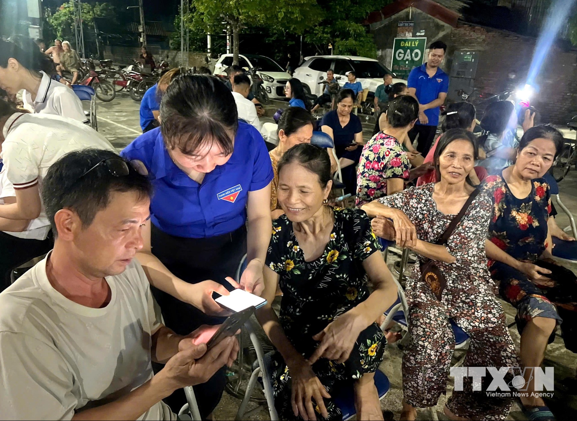 Tổ Công nghệ số cộng đồng xã Khoái Châu hướng dẫn người dân thực hiện các thủ tục hành chính trên không gian số. (Ảnh: Thế Duyệt/TTXVN)
